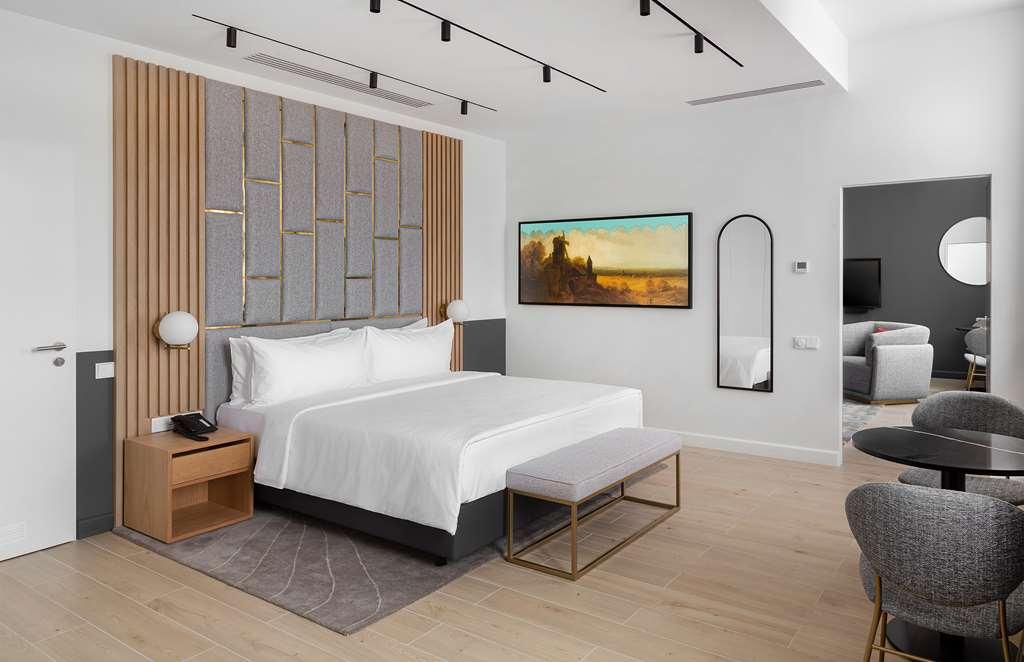 Hotel The Basilian Minsk, Curio Collection By Hilton Chambre photo