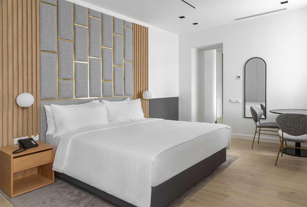 Hotel The Basilian Minsk, Curio Collection By Hilton Chambre photo