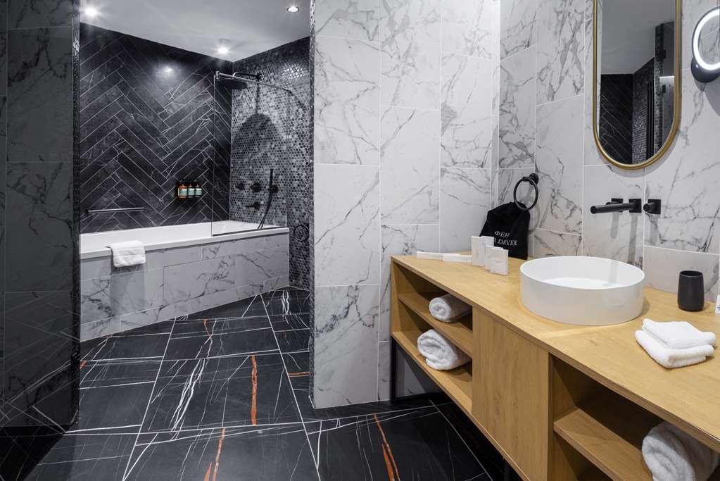 Hotel The Basilian Minsk, Curio Collection By Hilton Chambre photo